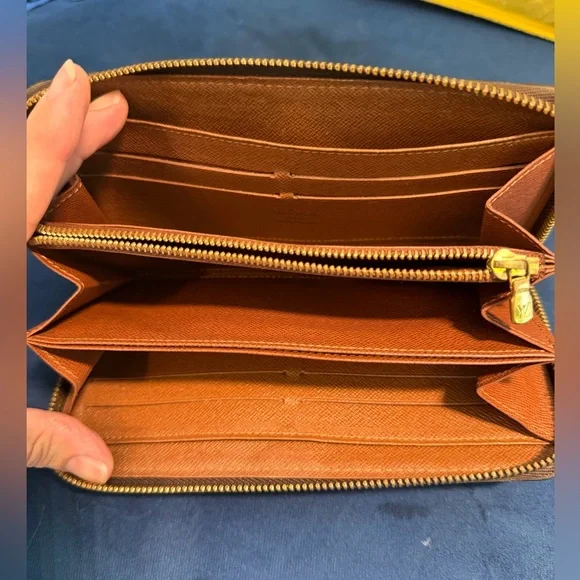 Louis Vuitton Monogram Zippy Wallet - Picture 6 of 10